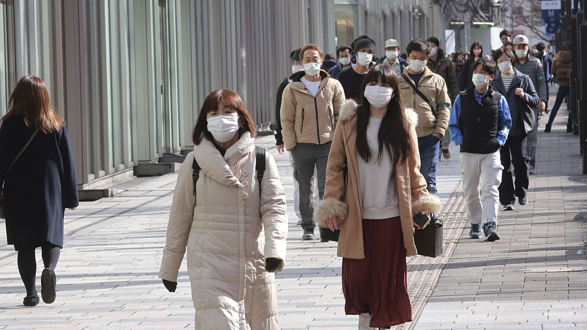 Пандемия коронавируса COVID 19 - люди в масках в Токио, Япония - Sputnik Грузия, 1920, 26.03.2021