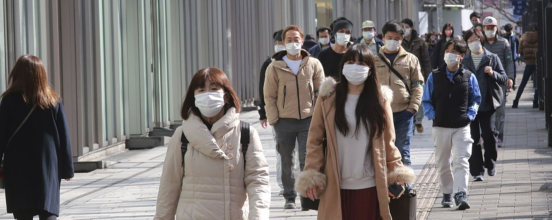 Пандемия коронавируса COVID 19 - люди в масках в Токио, Япония - Sputnik Грузия, 1920, 02.02.2021