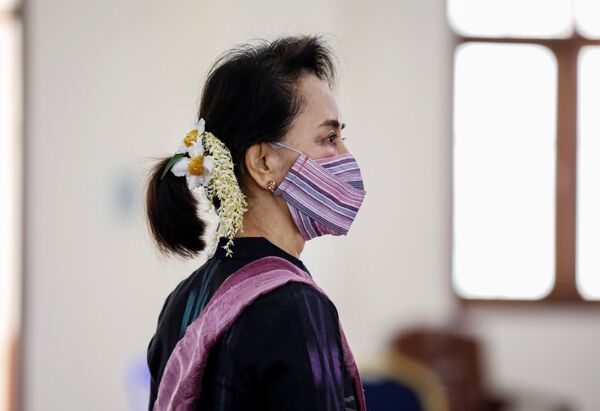 Аун Сан Су Чжи, которая по совместительству занимает должности государственного советника, главы МИД республики и является фактическим лидером государства, была задержана вместе с другими руководителями ее партии Национальная лига за демократию и правительства - Sputnik Грузия