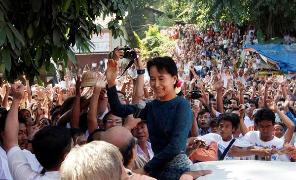 После победы партии на выборах Аун Сан Су Чжи не смогла возглавить правительство (этому помешало наличие у нее детей с британским подданством), и для нее ввели отдельную должность государственного советника Мьянмы - Sputnik Грузия