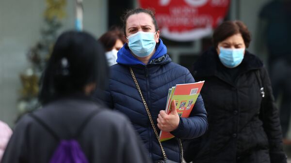 Эпидемия коронавируса - люди в масках в торговом центре - Sputnik Грузия