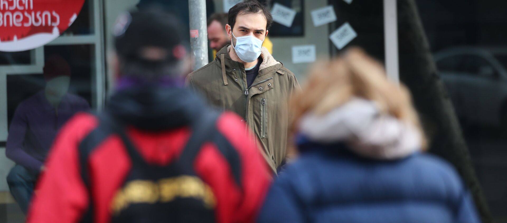 Эпидемия коронавируса - люди в масках у торгового центра - Sputnik Грузия, 1920, 05.02.2021