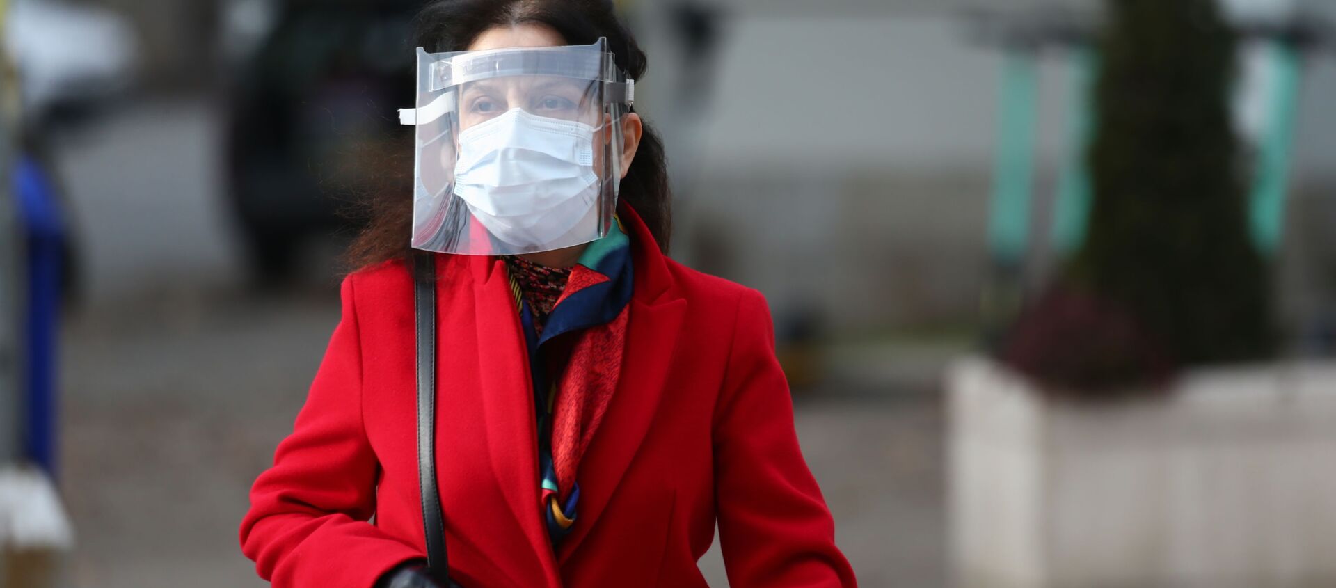 Эпидемия коронавируса - женщина в маске и лицевом щитке идет по улице - Sputnik Грузия, 1920, 04.02.2021