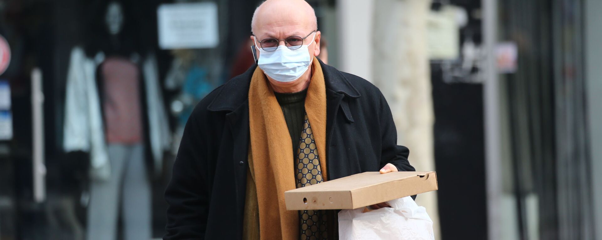 Эпидемия коронавируса - пожилой мужчина в маске и очках идет с покупками по торговому центру - Sputnik Грузия, 1920, 21.11.2021