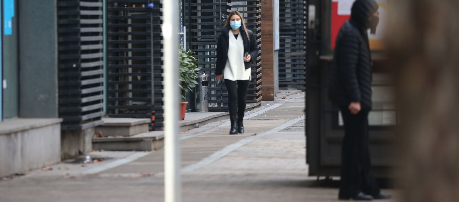 Эпидемия коронавируса и социальная дистанция - девушка в маске идет по улице - Sputnik Грузия, 1920, 15.02.2021