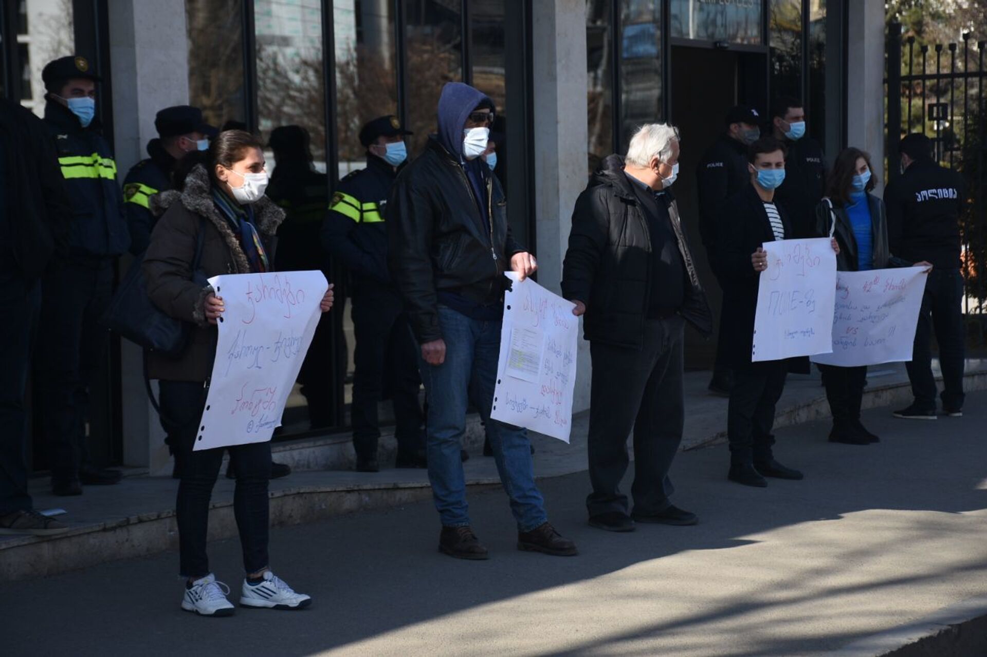 Такого закона нет – у здания МВД Грузии протестуют против штрафов за неношение масок - Sputnik Грузия, 1920, 04.02.2021
