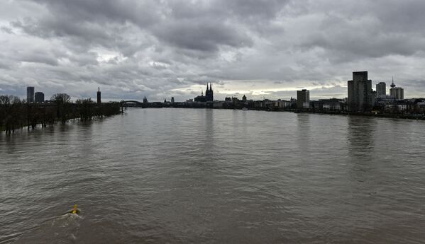 На Рейне в Дуйсбурге находится крупнейший речной порт Европы. Каждый день по реке, например на участке между Майнцем и Кобленцем, проходит около 200 кораблей - Sputnik Грузия