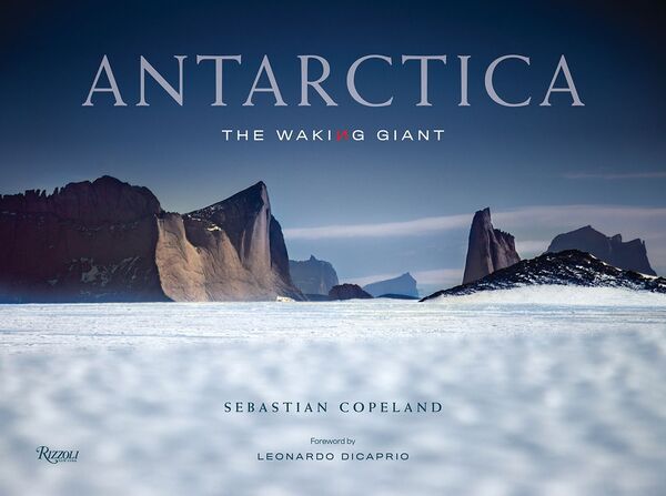 Обложка фотокниги Антарктида: Пробуждающийся гигант немецкого фотографа Себастьяна Коупленда, ставшего фотографом года конкурса Tokyo International Foto Awards 2020  - Sputnik Грузия
