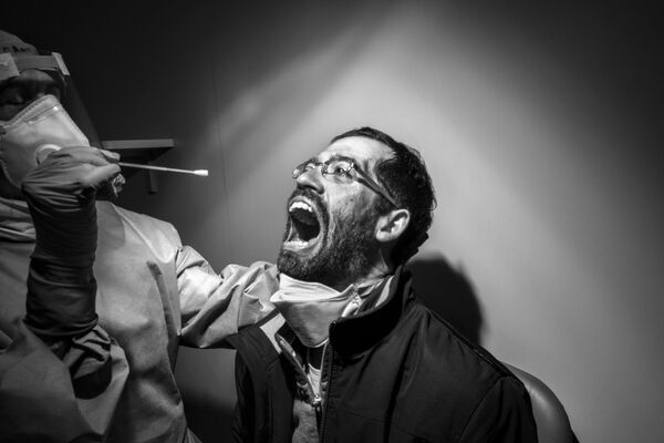Снимок из серии Болезненная необходимость итальянского фотографа Габриэле Микалицци, победивший конкурса в категории Люди среди профессионалов Tokyo International Foto Awards 2020  - Sputnik Грузия