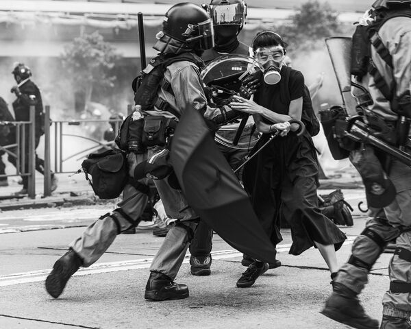Снимок из серии Гонконгский конфликт канадского фотографа Вэй Фу, победивший в категории Редакция среди непрофессионалов конкурса Tokyo International Foto Awards 2020  - Sputnik Грузия