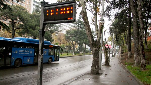 Автобусная остановка и синий пассажирский автобус MAN - Sputnik Грузия