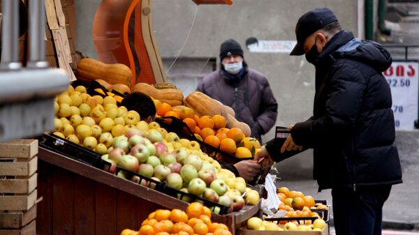 Эпидемия коронавируса - уличная торговля овощами и фруктами - Sputnik Грузия