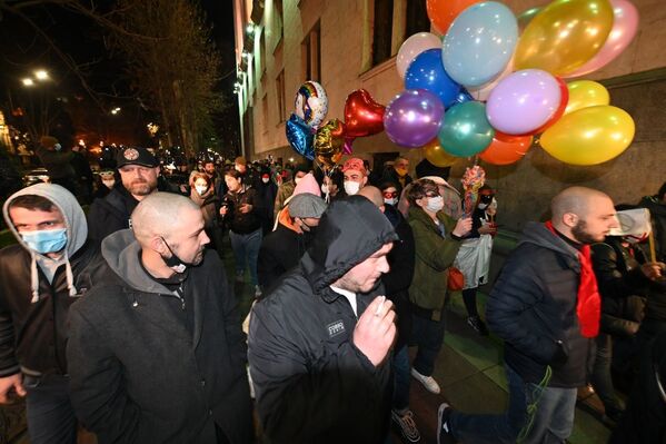 Затем участники акции прошли шествием по центральным улицам города с яркими воздушными шариками - Sputnik Грузия