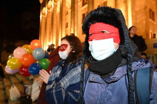 Накануне участники акции протеста специально собрались у парламента перед началом комендантского часа - Sputnik Грузия