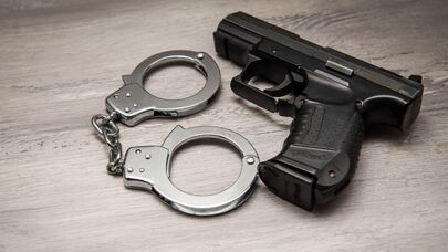 Пистолет и наручники