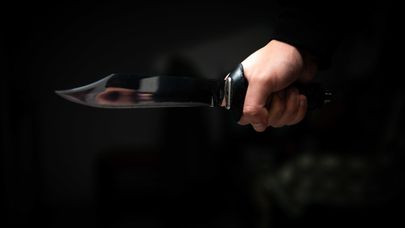 Человек с ножом в рукес   