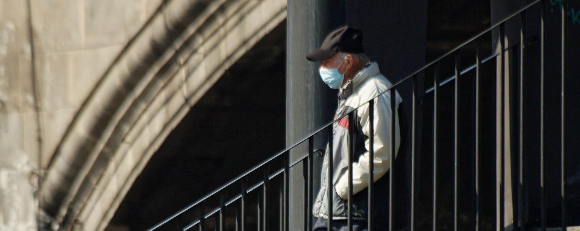 Эпидемия коронавируса - пожилой мужчина в маске идет по улице - Sputnik Грузия, 1920, 16.11.2021