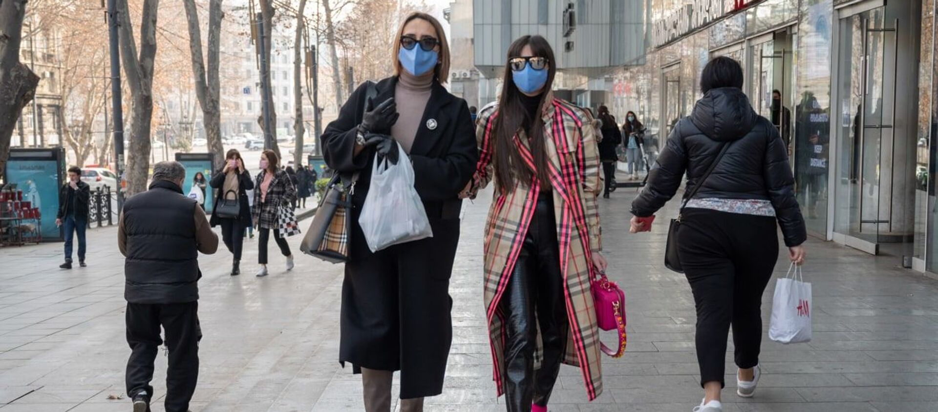 Эпидемия коронавируса - девушки в масках идут по проспекту Руставели - Sputnik Грузия, 1920, 09.02.2021