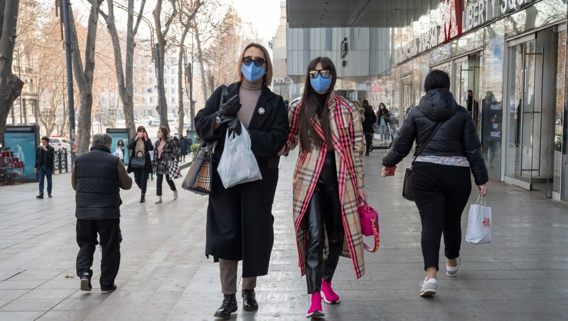 Эпидемия коронавируса - девушки в масках идут по проспекту Руставели - Sputnik Грузия, 1920, 01.04.2021