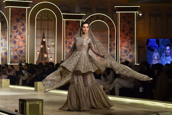 В Лахоре в рамках Недели моды известные дизайнеры показали, как должна выглядеть современная пакистанская невеста
 - Sputnik Грузия