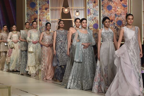 Шоу свадебных платьев в Лахоре - одно из самых ожидаемых событий в мире пакистанской моды - Sputnik Грузия