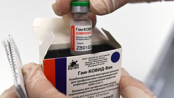 Медсестра достаёт ампулу с вакциной против COVID-19 Спутник V  - Sputnik Грузия
