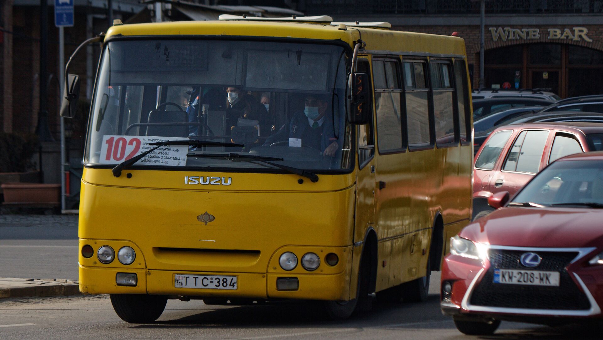 Эпидемия коронавируса - водитель автобуса и пассажиры в масках - Sputnik Грузия, 1920, 10.02.2021
