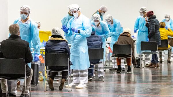 Ситуация в Австрии в связи с коронавирусом. Медицинские работники берут мазки на наличие COVID-19 - Sputnik Грузия