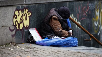 Нищие просят милостыню на улицах