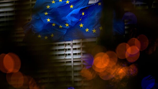Флаги Европейского союза перед штаб-квартирой ЕС в Брюсселе - Sputnik Грузия