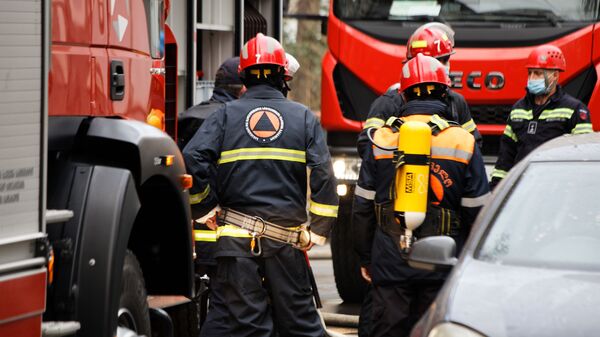 Пожарные работают на месте пожара - Sputnik Грузия