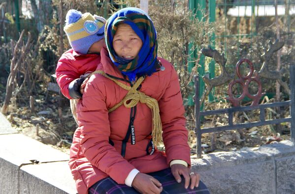 ქალი ბავშვთან ერთად ლჰასას ერთ-ერთ ქუჩაზე - Sputnik საქართველო