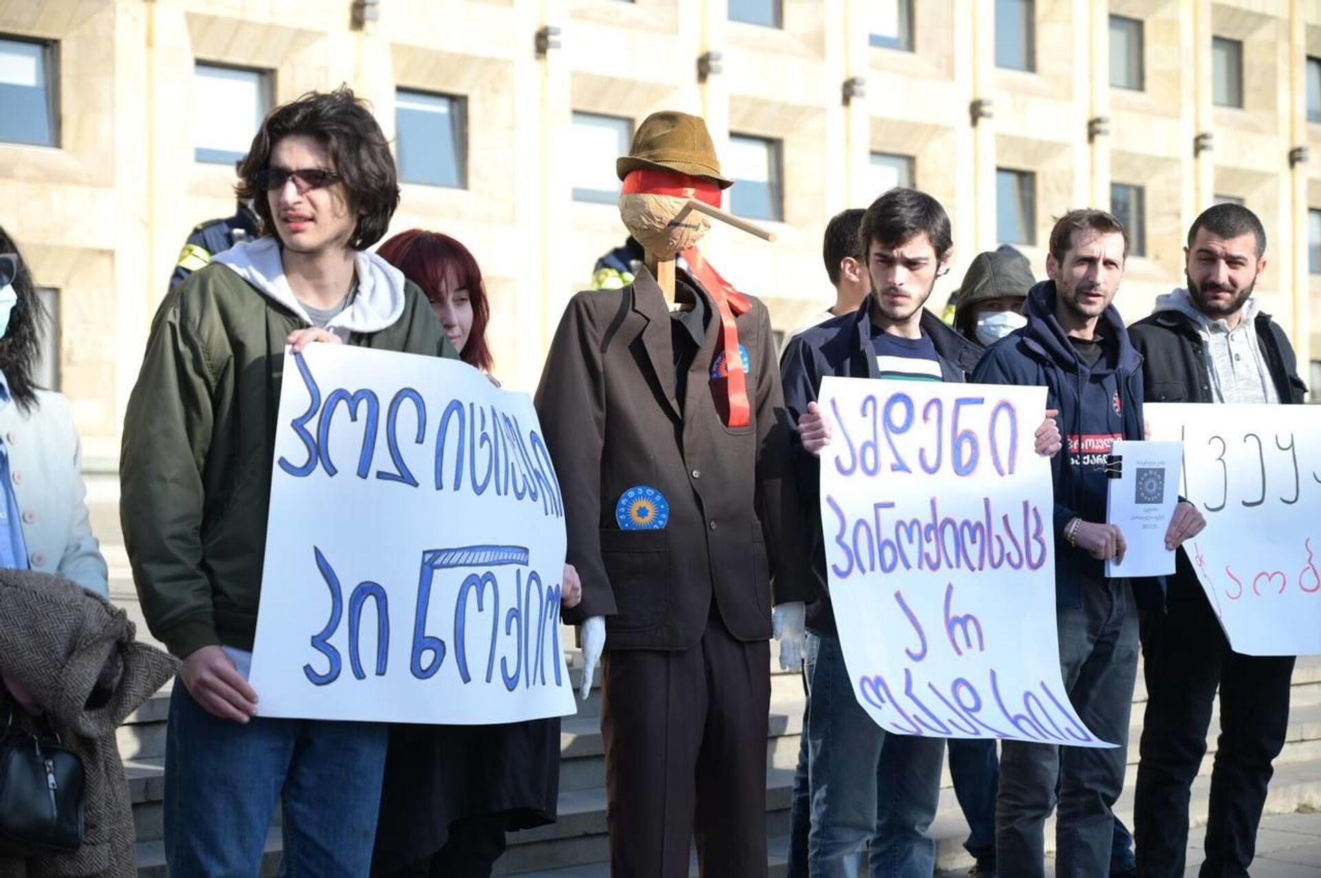 Вранье! – протестующие принесли Пиноккио к зданию правительства Грузии  - Sputnik Грузия, 1920, 11.02.2021