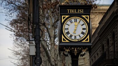 Городские часы с надписью Тбилиси в центре города на проспекте Руставели