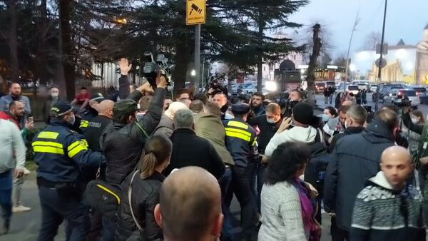 Протесты в Кутаиси: драка с полицией и задержания - видео - Sputnik Грузия