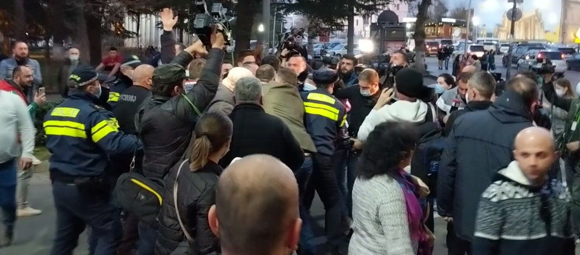 Протесты в Кутаиси: драка с полицией и задержания - видео - Sputnik Грузия, 1920, 12.02.2021