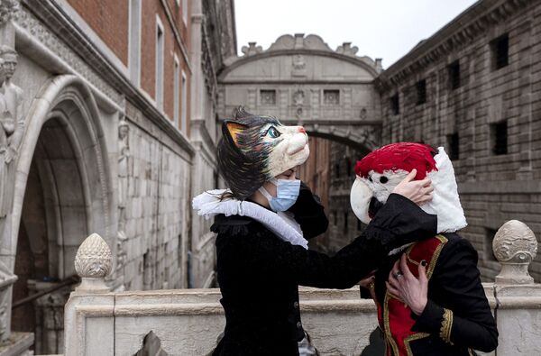 Люди в масках и костюмах во время ежегодного Венецианского карнавала, который из-за пандемии коронавируса впервые проходит в онлайн-формате - Sputnik Грузия