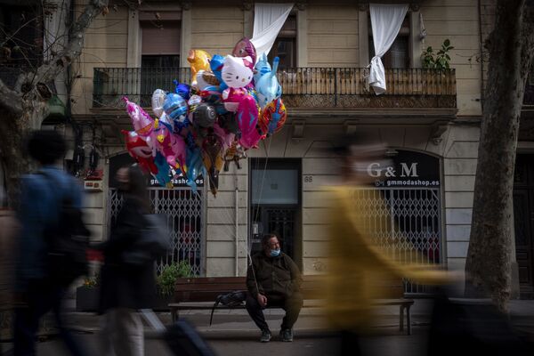Продавец воздушных шаров на одной из улиц Барселоны - Sputnik Грузия
