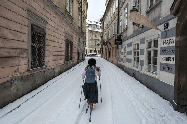 Женщина на лыжах в заснеженной Праге - Sputnik Грузия