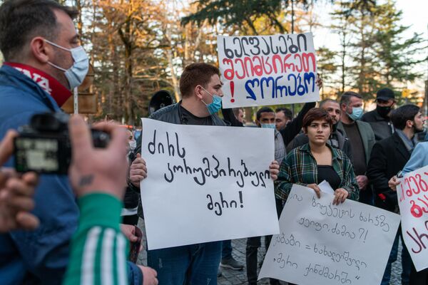 Многочисленные митинги оппозиция собрать не может, но зато телеканалы и другие СМИ любую акцию освещают в деталях  - Sputnik Грузия
