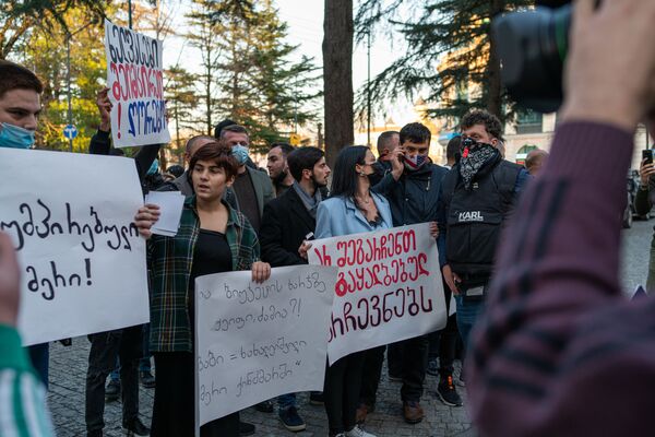 Бывает, что такие акции перерастают в стычки с полицией, когда протестующие пытаются прорваться к правительственным зданиям - Sputnik Грузия