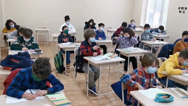 В школах в трех крупных городах Грузии возобновилась учеба в классах - видео - Sputnik Грузия
