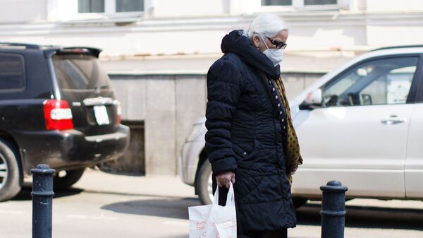 Эпидемия коронавируса - пожилая женщина на улице в респираторе - Sputnik Грузия