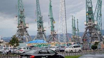 Портовые грузовые краны в батумском порту