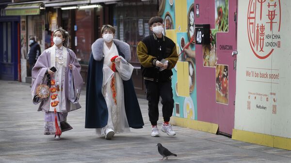 Пандемия коронавируса COVID - жители Лондона в масках в Чайнатауне - Sputnik Грузия