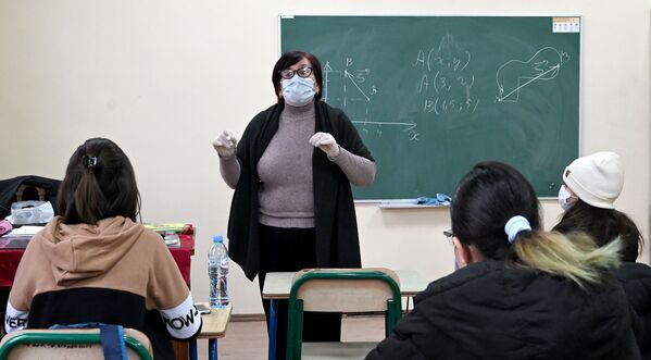В школьных помещениях отныне все в масках - и педагоги, и ученики - Sputnik Грузия