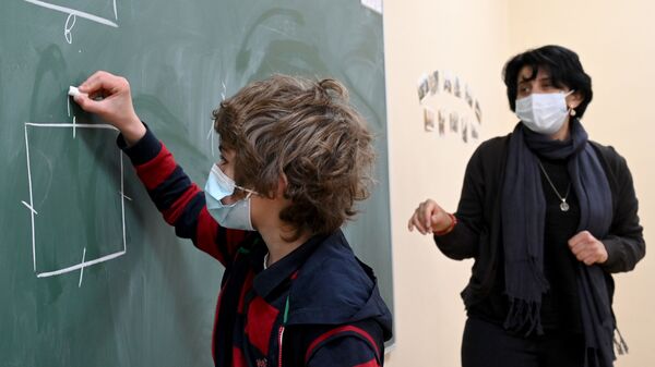 Учеба в школе во время эпидемии коронавируса - дети и педагоги в масках - Sputnik Грузия