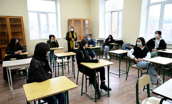 В классе же среди своих сверстников и перед учителями больше ответственности, и это не домашняя обстановка - Sputnik Грузия