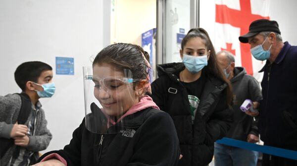 Учеба в школе во время эпидемии коронавируса - санитарная обработка рук и термоскрининг на входе в учебное заведение - Sputnik Грузия