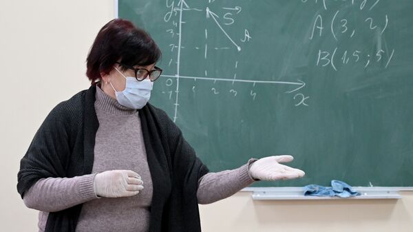 Учеба в школе во время эпидемии коронавируса - дети и педагоги в масках - Sputnik Грузия
